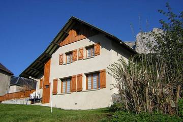 Gîte pour 11 personnes, avec jardin, animaux acceptés à Saint-Hilaire (Isère)