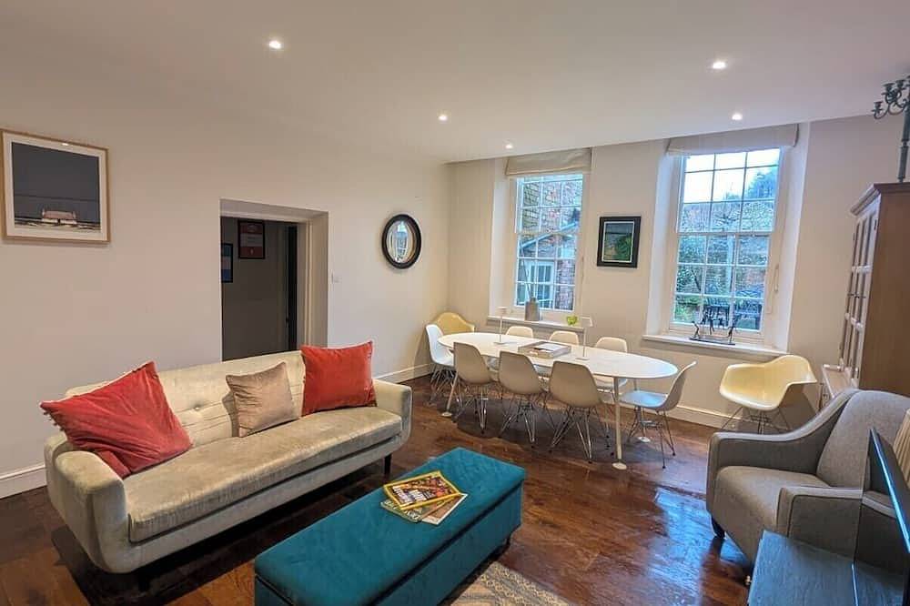 Modern, Spacious Town House Located in Central Chichester and Sleeping 10 - Dogs very welcome! in Chichester, West Sussex