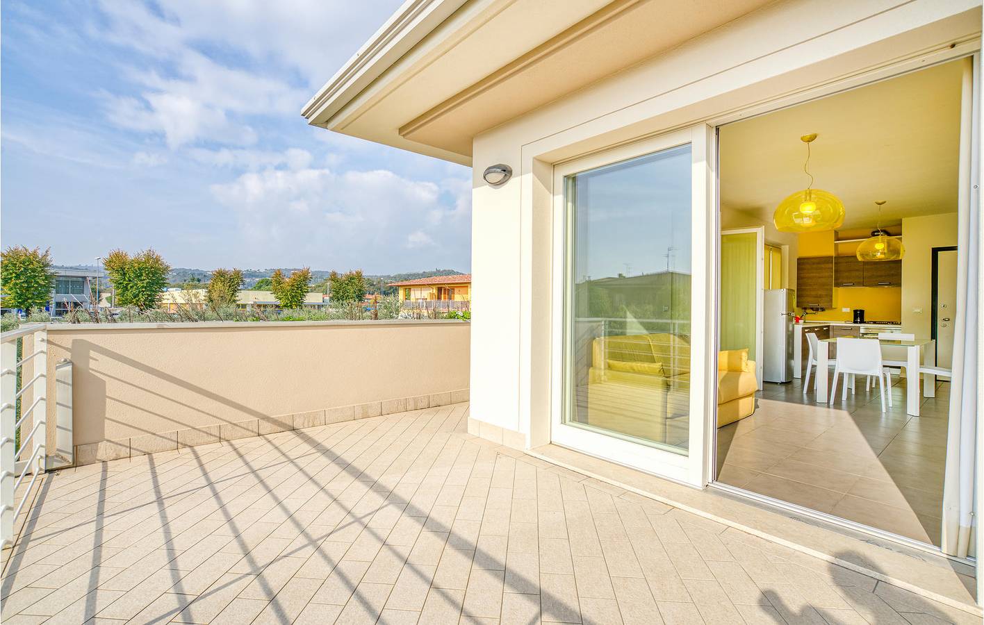 Ganze Ferienwohnung, Schickes Apartment mit Pool & Terrasse, Nähe Strand in Puegnago sul Garda, Gardasee-Berge