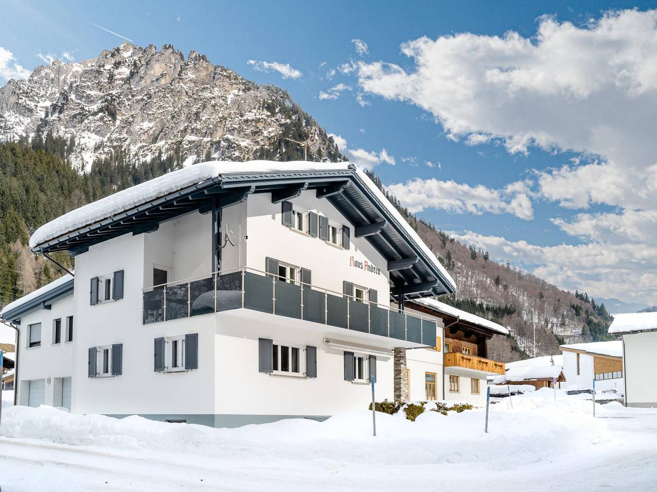 Wohnung mit Terrasse, umgeben von Bergen
 in Klösterle, Arlberg