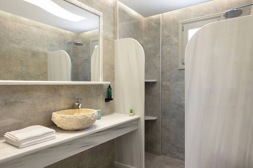 Peacefull Santorini Luxury Villa-Private Jacuzzi & Iconic Windmill Views in Santorin