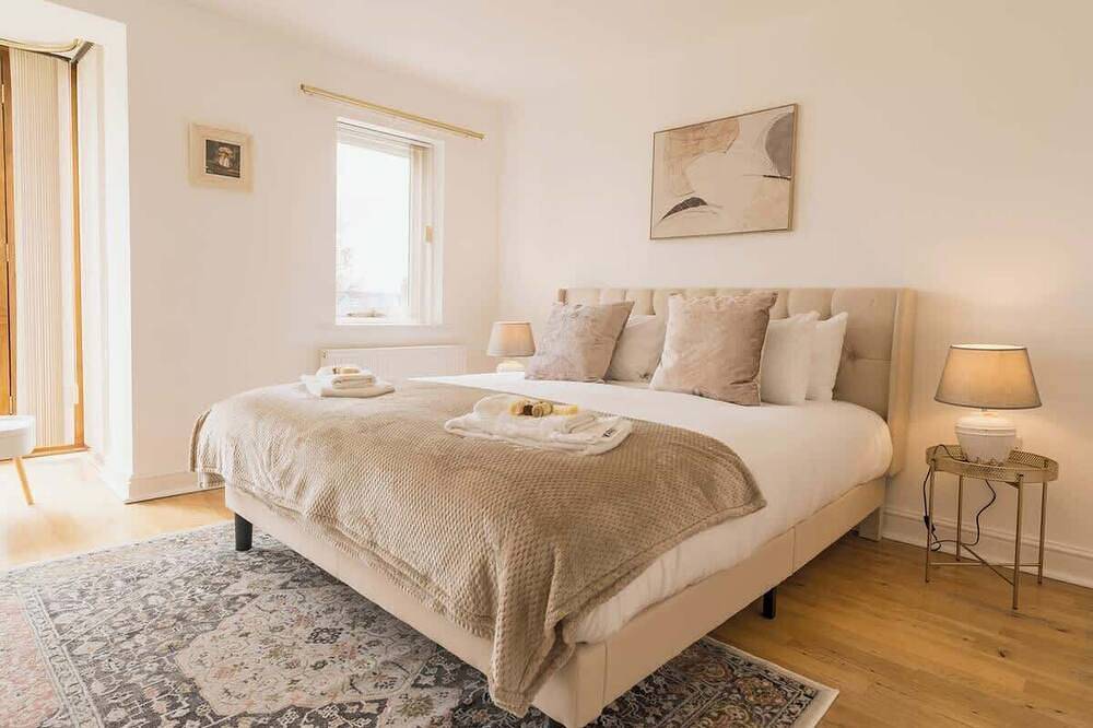 5 Bedroom Home, Sleeps 10, Nr Royal Liverpool Golf in Merseyside