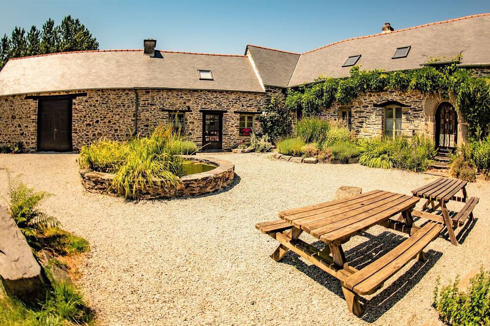 Charmant chalet du 17ème siècle + Clim 8 p in Saint-Mayeux, Cotes-d'Armor