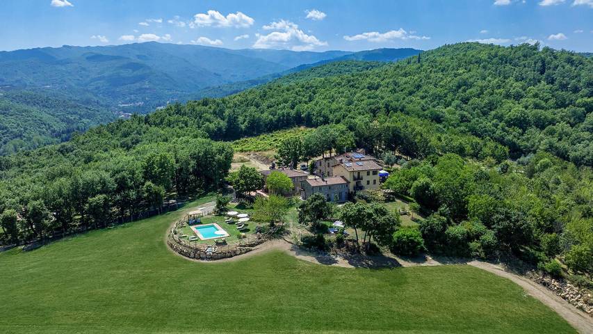 Villa per 10 persone, con idromassaggio e giardino nonché terrazza, con animali domestici a Poppi