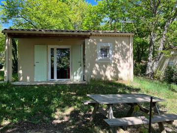 Location de vacances pour 6 personnes, avec terrasse ainsi que piscine et jardin à Valaurie