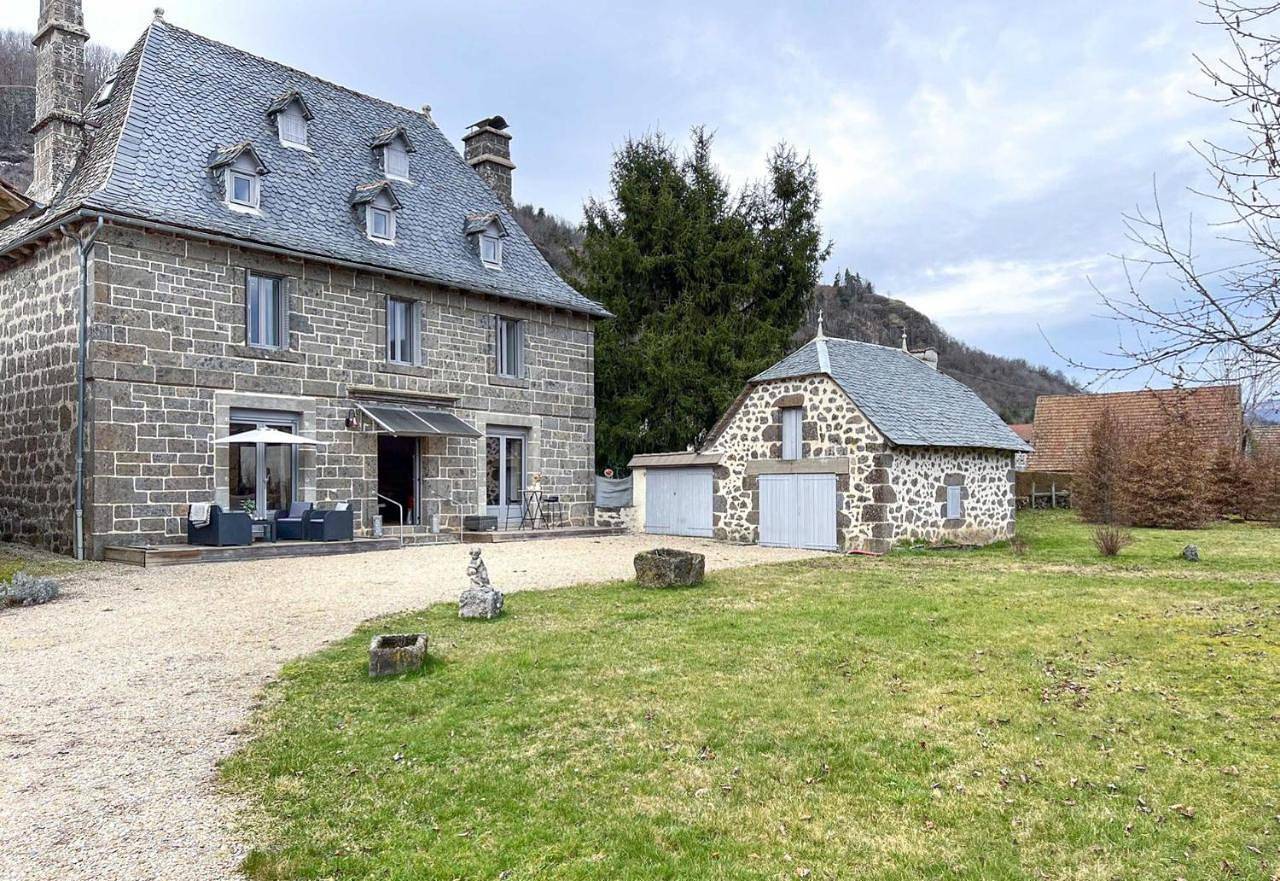 Villa de 150m2, 4 ch, 4 Sdb, Wifi, Patio, Vallée de la Jordanne in Velzic, Région d'Aurillac