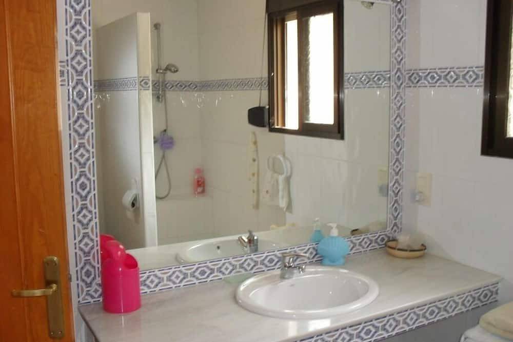 Gran villa de vacaciones con hermoso jardín y piscina (compartida) 3 villas in Xaló, Costa Blanca