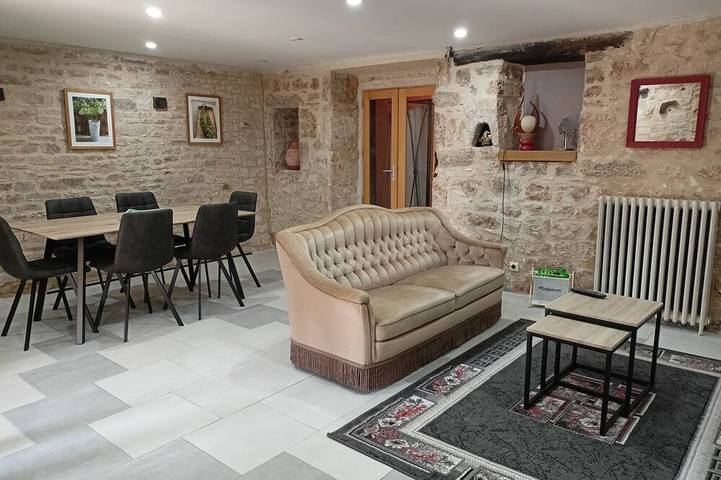 Gîte pour 4 personnes, avec bassin pour enfant ainsi que jardin et piscine