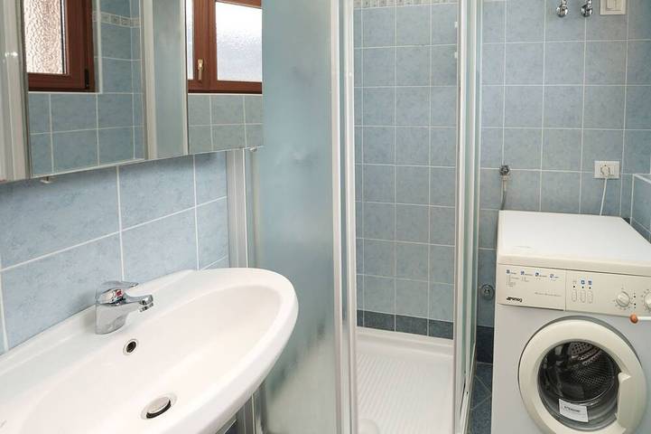 Ferienwohnung für 2 Personen, mit Balkon und Pool in Brezzo di Bedero - 2