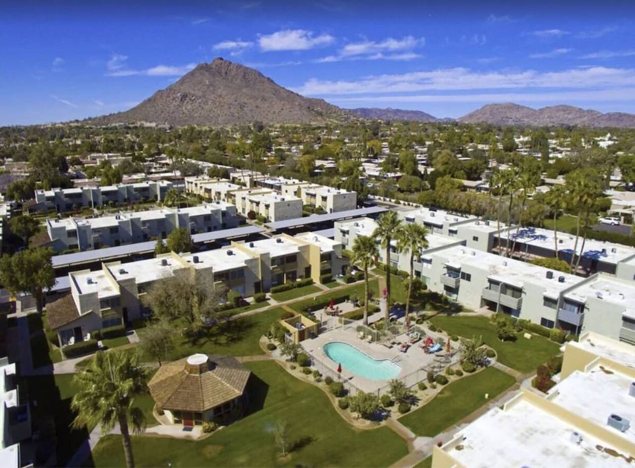 Entire apartment, Walk 2 Old Town Fashion Square 4 Heated Pools in Camelback Mountain, Scottsdale