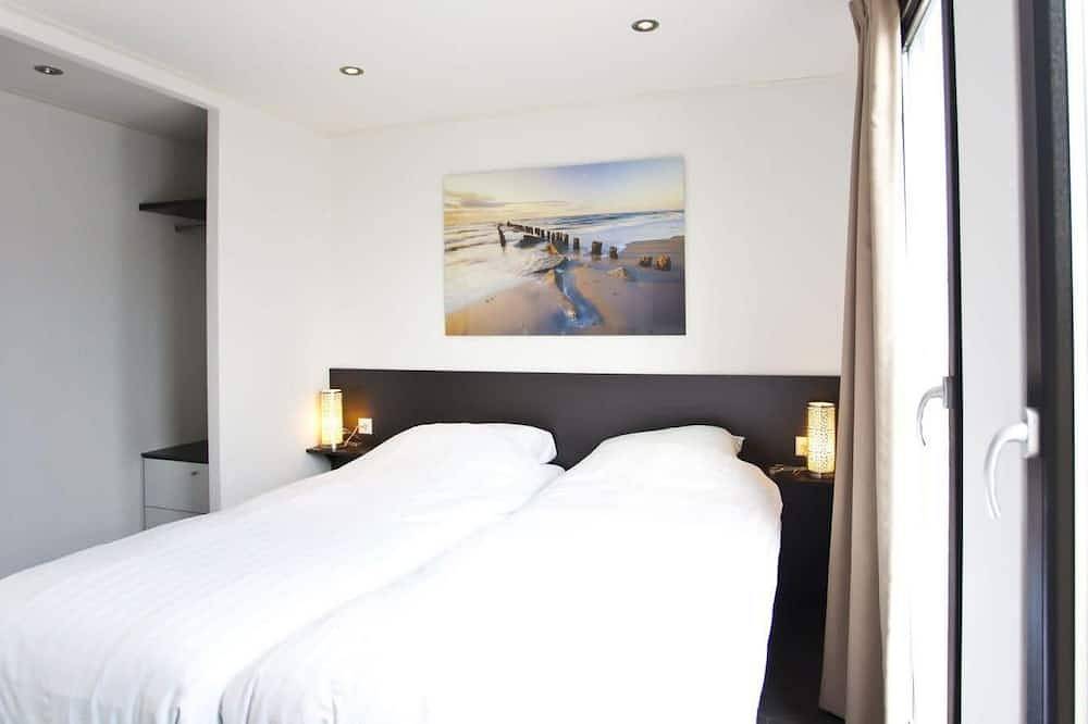 Chalet with 3 bedrooms and a terrace with hottub in Veluwemeer