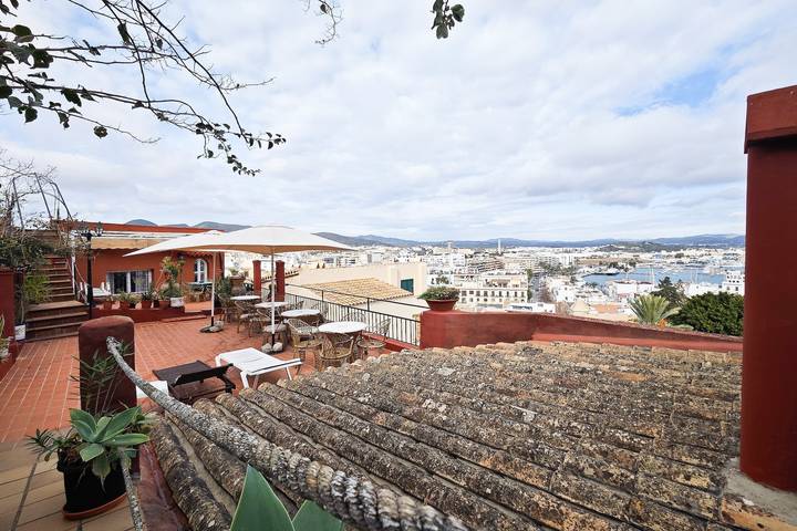 Apartamento 'Navila' con piscina compartida, Wi-Fi y aire acondicionado in Dalt Vila, Ibiza Ciudad