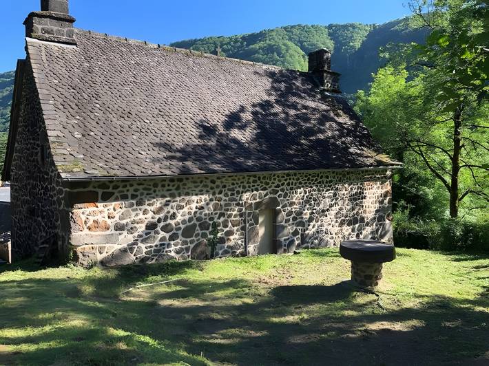 Gîte de charme face à la montagne avec terrasse privée, vue panoramique et Wi-Fi in Saint-Vincent-de-Salers, Parc naturel régional des Volcans d'Auvergne