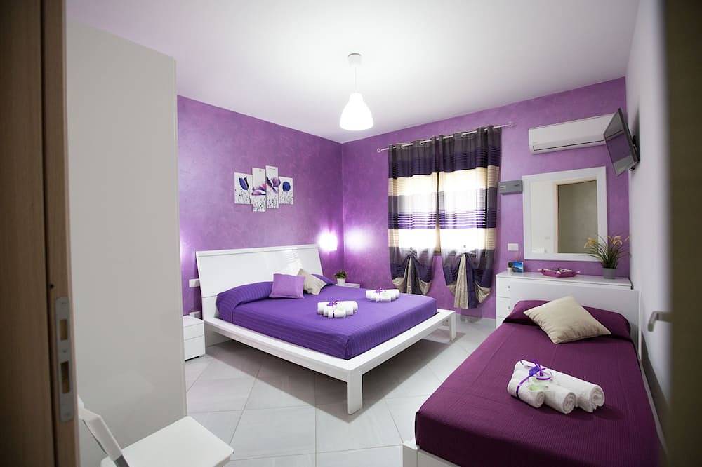 Triple room with mountain view and window in Cefalù, Cefalù (Município)