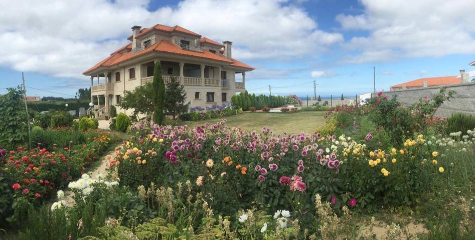 Casa de huéspuedes para 2 personas, con Balcón y Terraza además de Jardín y Piscina en Sanxenxo