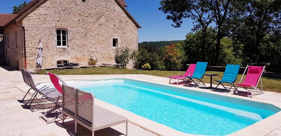 Chambre d’hôte pour 2 personnes, avec Terrasse et Jardin ainsi que Piscine et Vue à Château-Chalon