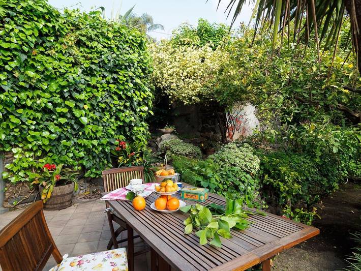 Casa vacanza per 5 persone, con giardino sull' Etna