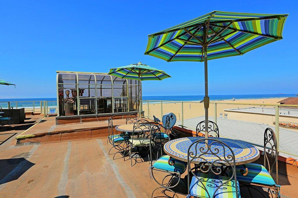 Atemberaubende Beachfront mit Dachterrasse in Hermosa Beach, Los Angeles County