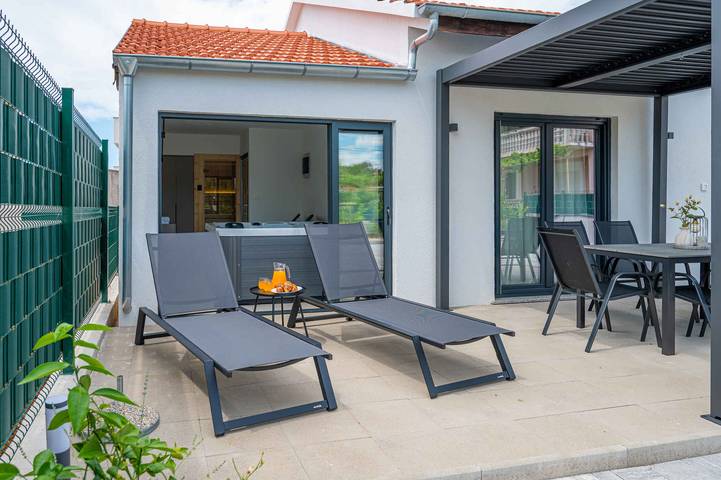 Ferienhaus mit Whirlpool, und Terrasse  in Sukosan, Zadar