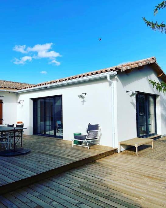 Gîte pour 7 personnes, avec terrasse et jardin dans Office De Tourisme De Vaux Sur Mer