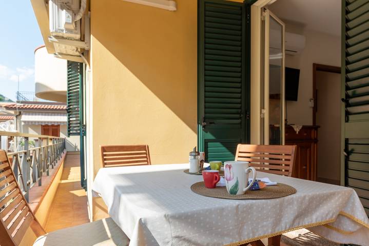 Entire apartment, 'Vacanza Gliaca' Apartment with Sea View, Balcony, and Air Conditioning in Piraino, Messina Province