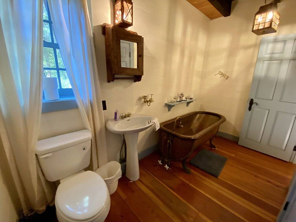 Luxus-Blockhütte und 70 Hektar am Douglas Lake in Douglas Lake