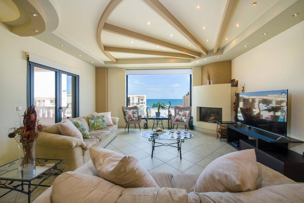 Appartement entier, Manolia Dream Apartment 3-bedrooms 30m to the beach in Agia Marina, Région de la Canée