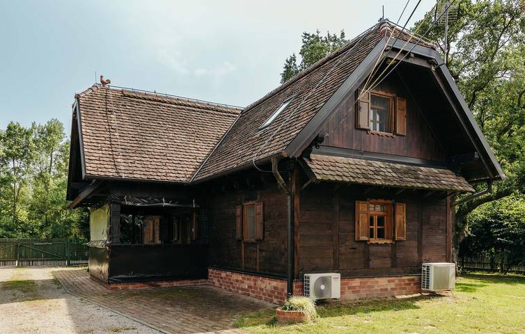 Geräumige 150 m² große Wohnung mit Pool und Terrasse, 2 km vom Fluss Česma entfernt in Sisak-Moslavina
