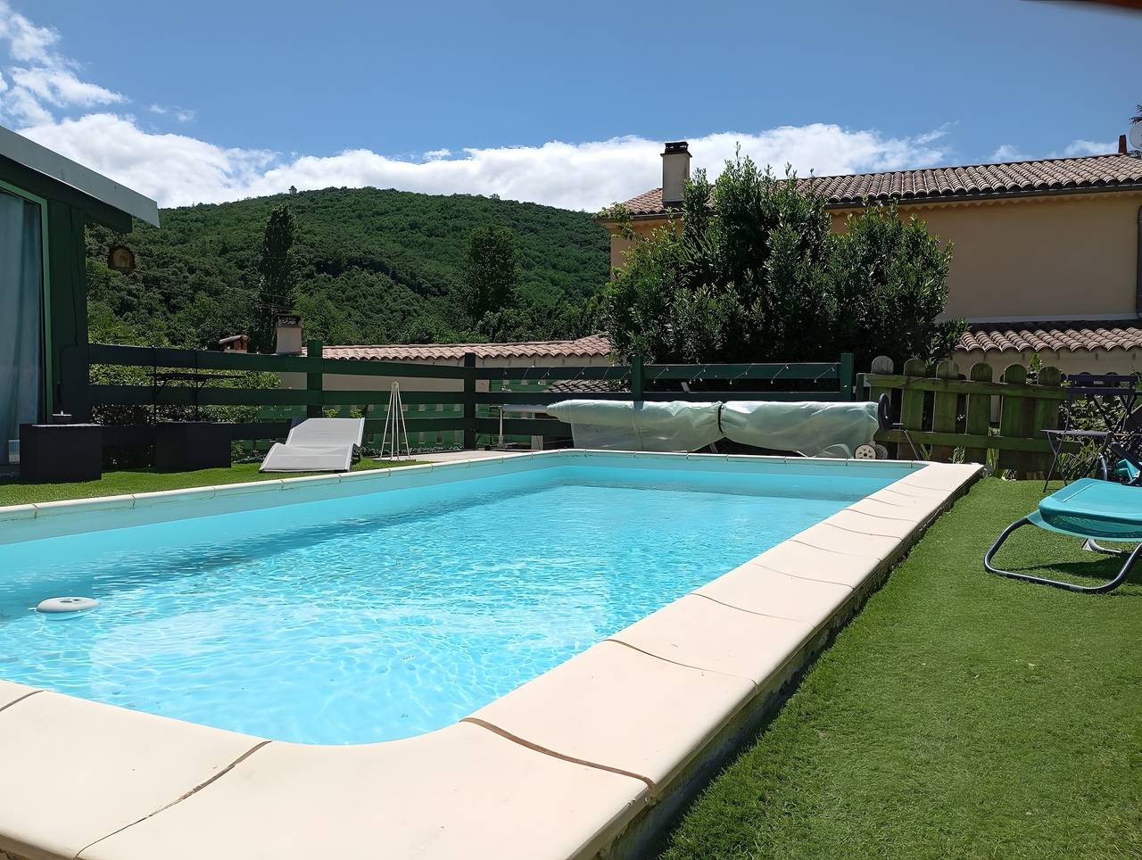 Cottage 'Gîte Les Coquelicots' with Shared Pool, Wi-Fi and Air Conditioning in Saint-Sébastien-d'Aigrefeuille, Cévennes