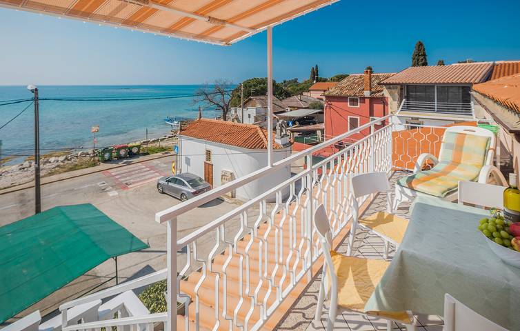 Ganze Ferienwohnung, Urlaub am Meer: Modernes Apartment mit Terrasse und Parkplatz, 200 m vom Strand entfernt in plaža Zambratija, Zambratija