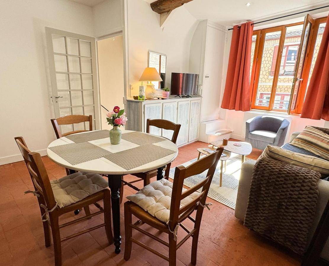 Two-Bedroom House in Noyers, Arrondissement d'Avallon