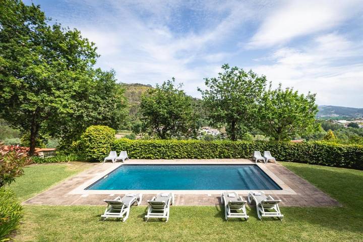 Location de vacances pour 6 personnes, avec Balcon et Terrasse ainsi que Jardin et Piscine dans Briteiros