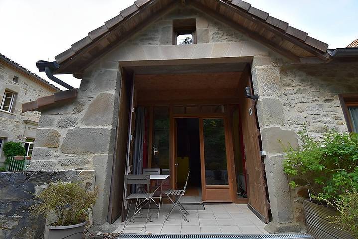 Gîte pour 4 personnes, avec Terrasse ainsi que Jardin et Piscine