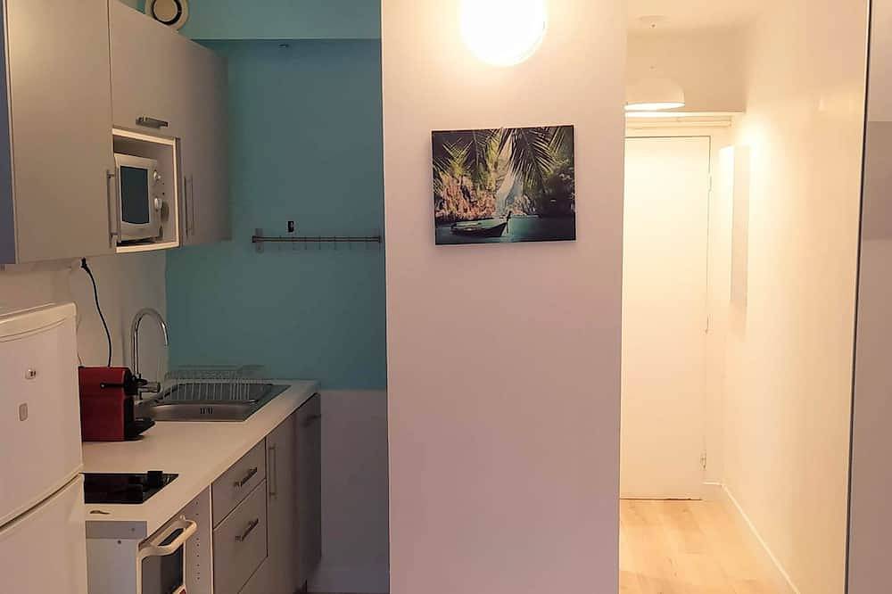 Entire apartment, Studio - quiet seaside location with private parking in La Ciotat, Marseille region