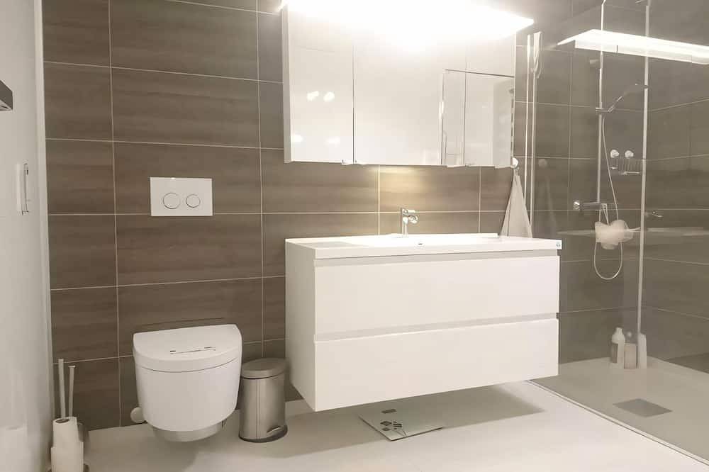 Ganze Wohnung, Erika's Apartment: Central Kalvåg Stay with Mountain Views and Nearby Sea in Bremanger