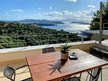 Villa für 7 Personen, mit Ausblick und Garten sowie Meerblick und Terrasse auf Skiathos