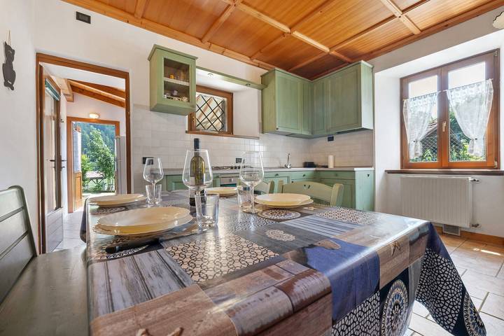 Entire apartment, Ca' Mocc Apartment with Fenced Garden and Mountain View in Val Rendena in Darè, Porte di Rendena