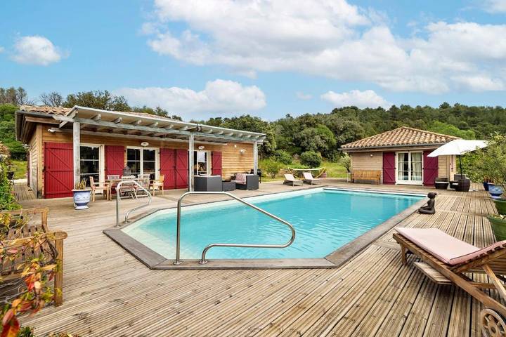 Location de vacances pour 8 personnes, avec terrasse ainsi que jardin et piscine, animaux acceptés à Aigues-Vives (Hérault) - 4