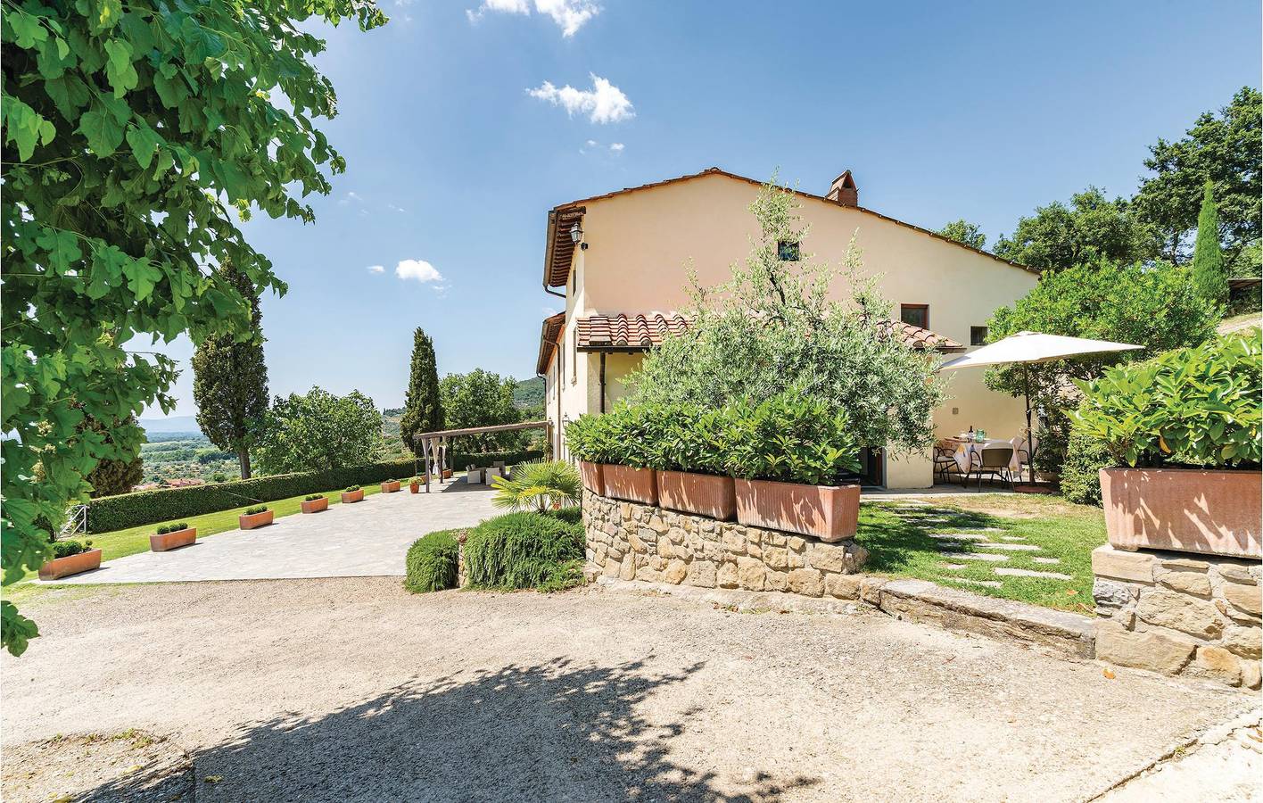 Appartamento intero, Appartamento soleggiato con piscina e vista - 2km dal centro in Loro Ciuffenna, Valdarno