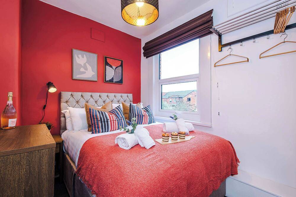 Spacious 4 Bed Home in Crewe, Perfect for Groups! in Crewe, Cheshire East