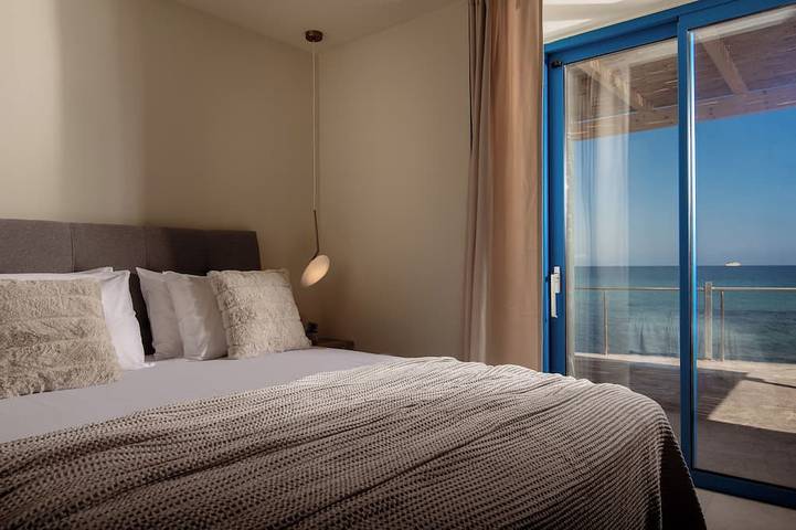 Astarte Villas - Bleu Beach Front Villa with Pool in Argassi, Zante