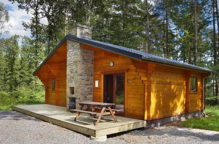 Gîte pour 8 personnes, avec jardin et terrasse, animaux acceptés à Viroinval