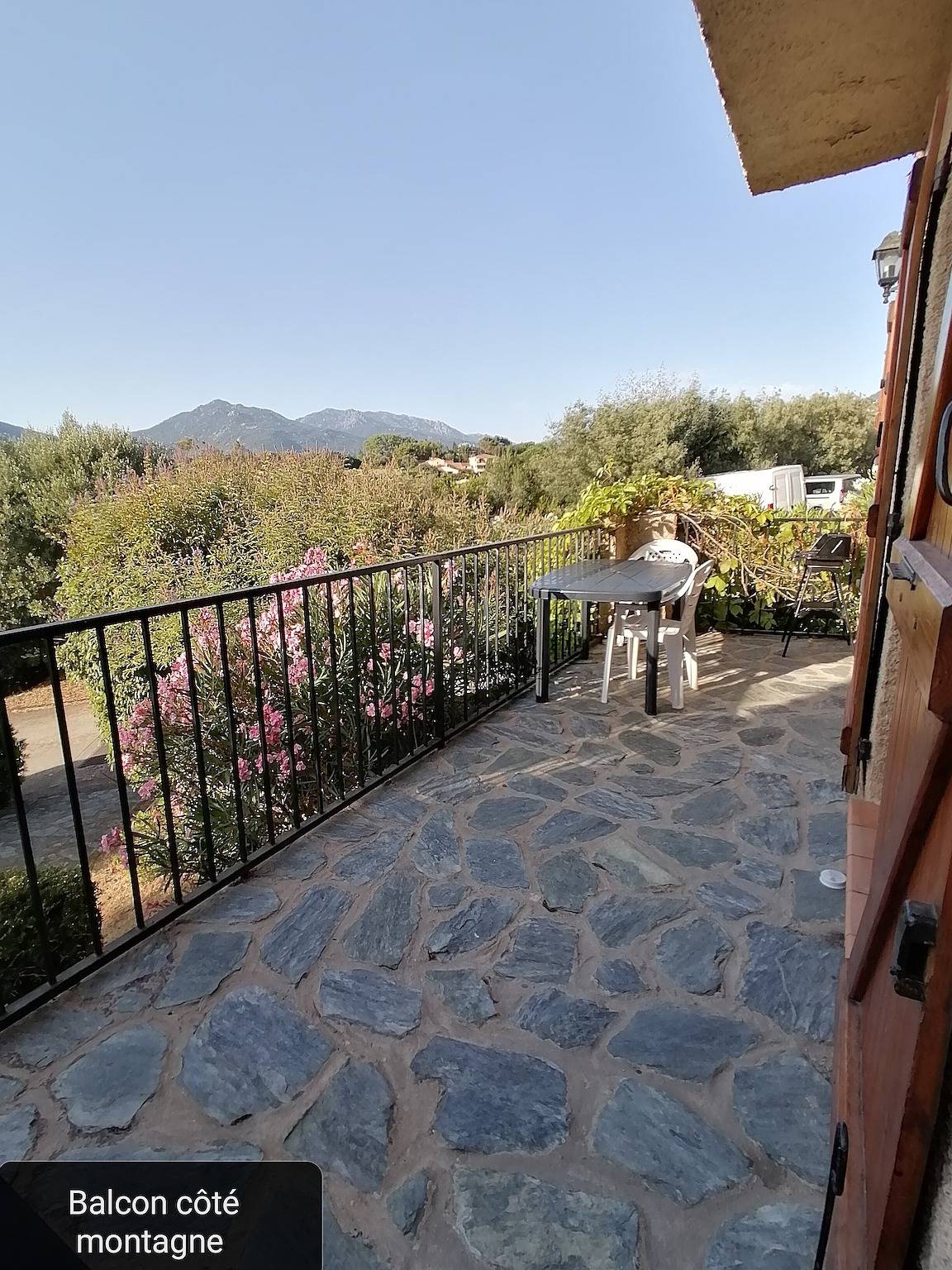Apartamento entero, Apartamento de vacaciones T2 con vistas al mar, piscina compartida y terraza privada in Propriano, Distrito de Sartène