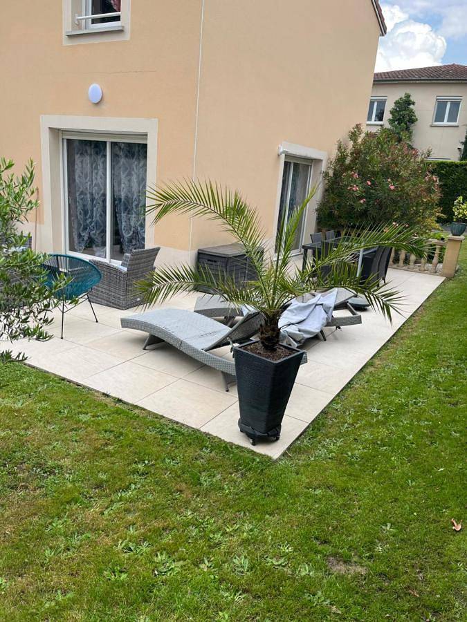 Location de vacances pour 4 personnes, avec vue ainsi que terrasse et jardin à Andrézieux-Bouthéon - 2