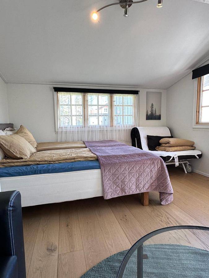 Appartement entier, Mysig stuga i lugnt villaområde med eget badrum och kök i huvudbyggnadens källare in Kalmar, Mer Baltique suédoise