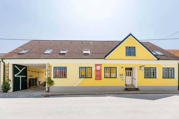 Weingut Zur Schlafmütze Fam. Parth - Ferienwohnung L.Berg (46qm) mit Balkon und Küchenzeile in Herrnbaumgarten, Mistelbach (Niederösterreich)