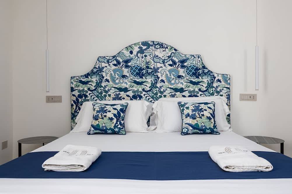 Blu Sky Luxury Palace – King Blue Apartment: Regal Comfort & Contemporary Design in Meta 👑💙 in Meta, Sorrento Coast
