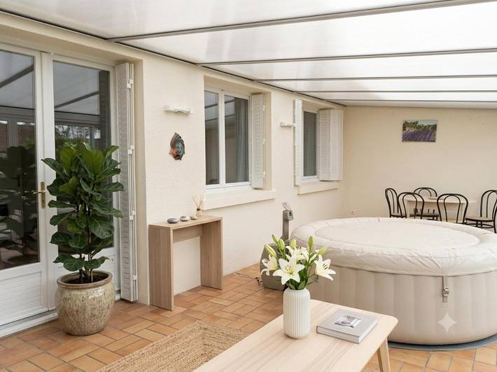 Location de vacances pour 10 personnes, avec Jacuzzi ainsi que Piscine et Vue à Pusignan