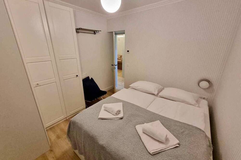 Ganze Wohnung, Neon apartment with balcony, garden view, super am in Csopak, Balatonfüredi járás