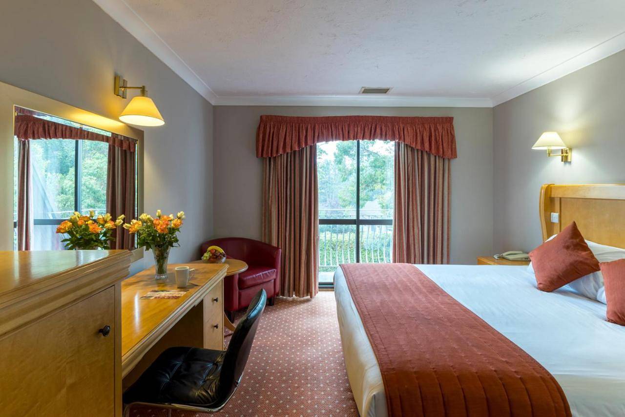 Lakeside International Hotel in Surrey